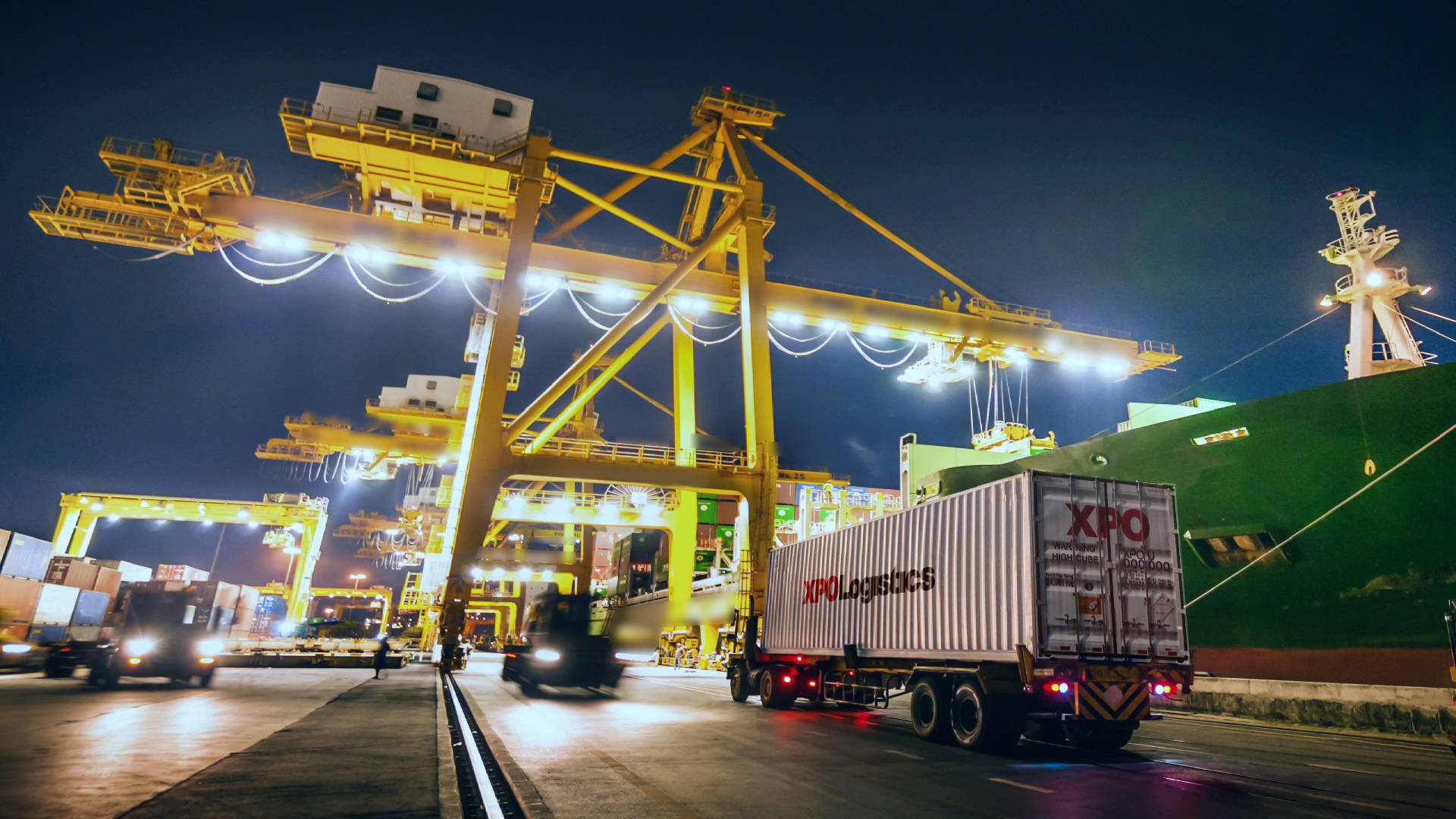 XPO-Equipment-Truck-Arriving-on-Dock-1ypwyvm